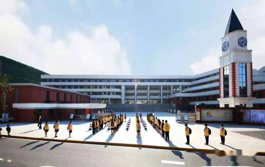 子庄小学位于兴龙湖片区,子庄小学始建于2019年9月,得名于永川籍国画