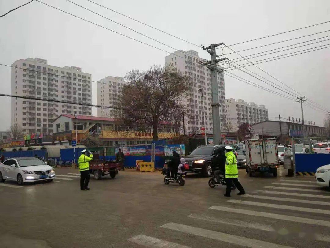 城区施工期间接送孩子堵车又堵心顺平交警及时回应