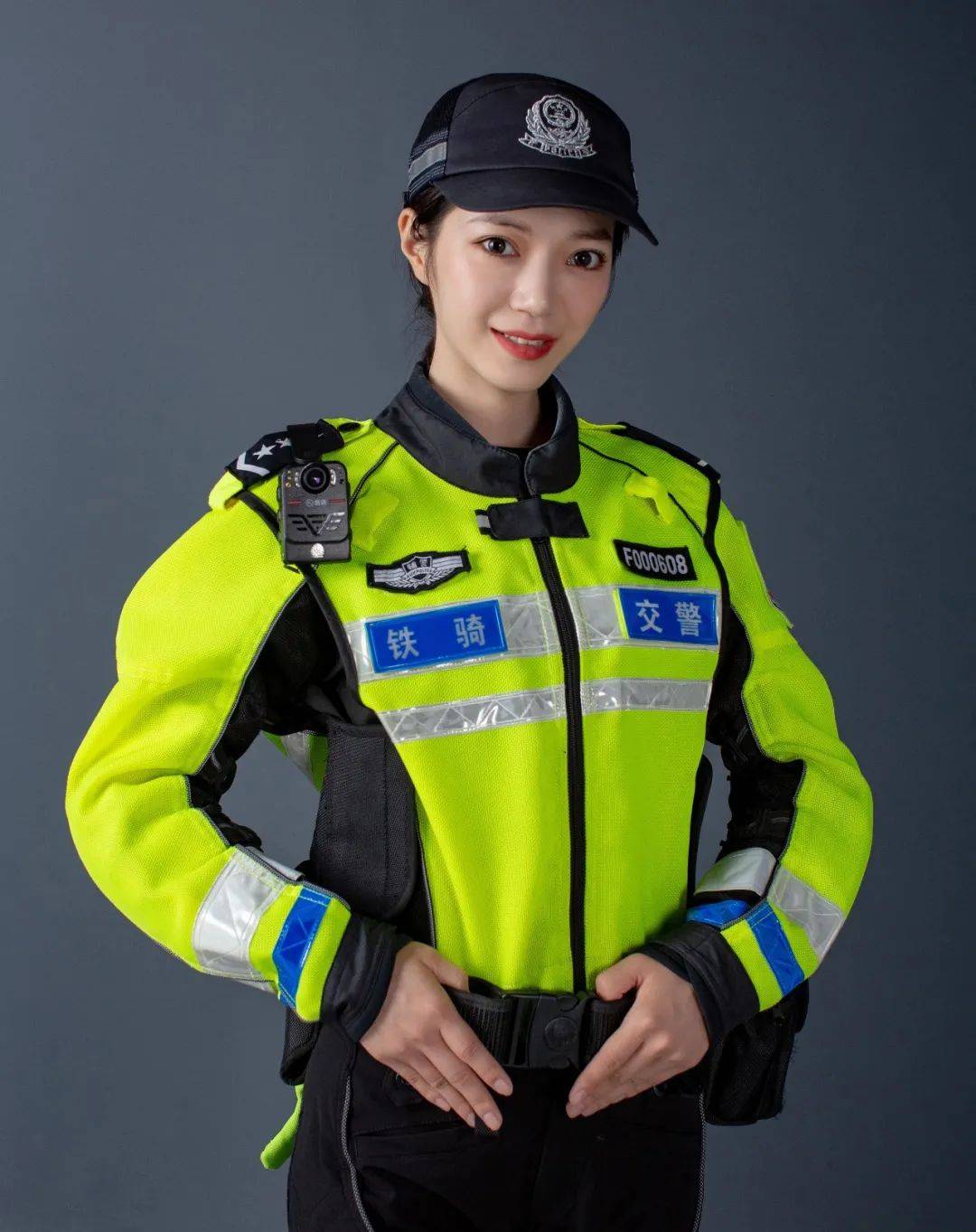 女主播转行当交警