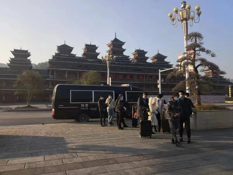 被诱惑冲昏了头脑的小明在网友的指引下,点开一命名为