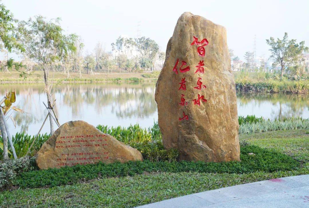 此外,在银山湿地公园还布设了许多石景书法,提升公园造型设计和精神