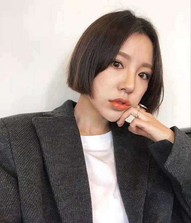 圆脸女生千万别剪齐嘴短发,尽管显脸瘦也很时尚,不适合也是白搭