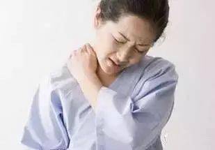 这个时候其实不是肩膀压疼了,血液循环不好造成的,而是枕头高度不适当