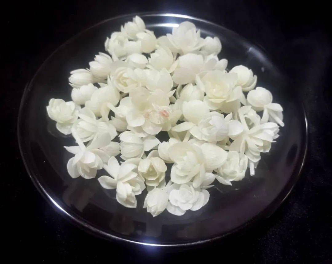 《亲亲茉莉花》孙兆勇 作值此元旦佳节,罗源县工艺美术学会汇集了以罗源