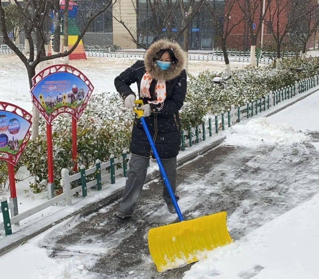 银装素裹天气寒校园除雪人心暖日照港第一小学积极开展校园除雪工作