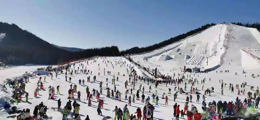 第七届全国大众冰雪季启动仪式湖北分会场在神农架国际滑雪场举行