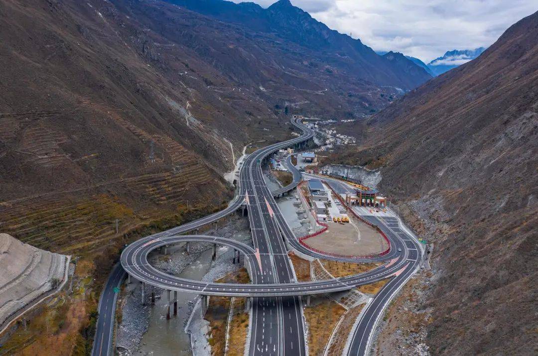 汶马高速是继雅康高速后第二条涉藏地区高速公路,它的建成新增了四川
