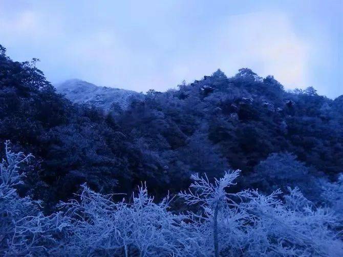 天台山上雪照云光