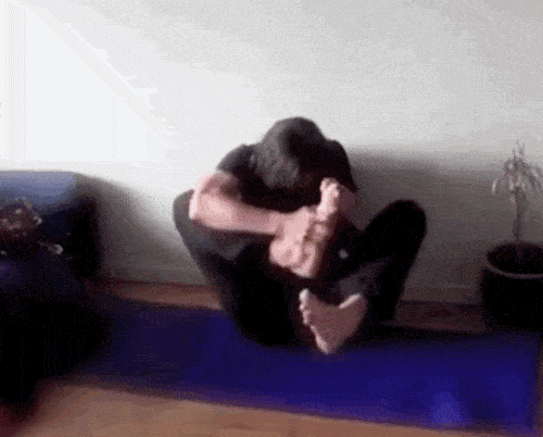 ▼ 这位大兄弟 想练练瑜伽里的「绕头式」 但是五分钟过去了 我看着