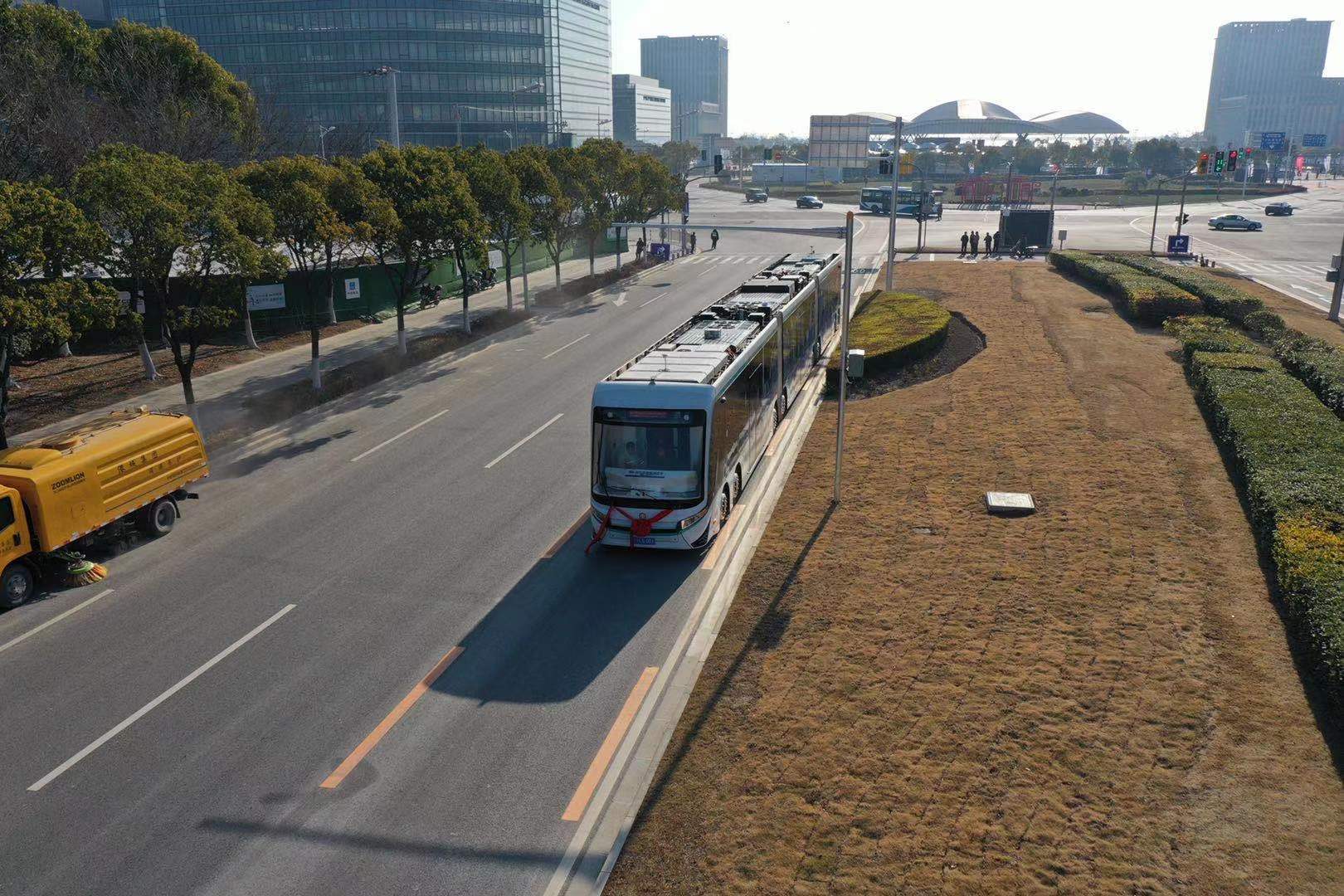 2021年1月1日上午,由上海临港交通有限公司承建的临港新片区中运量t1