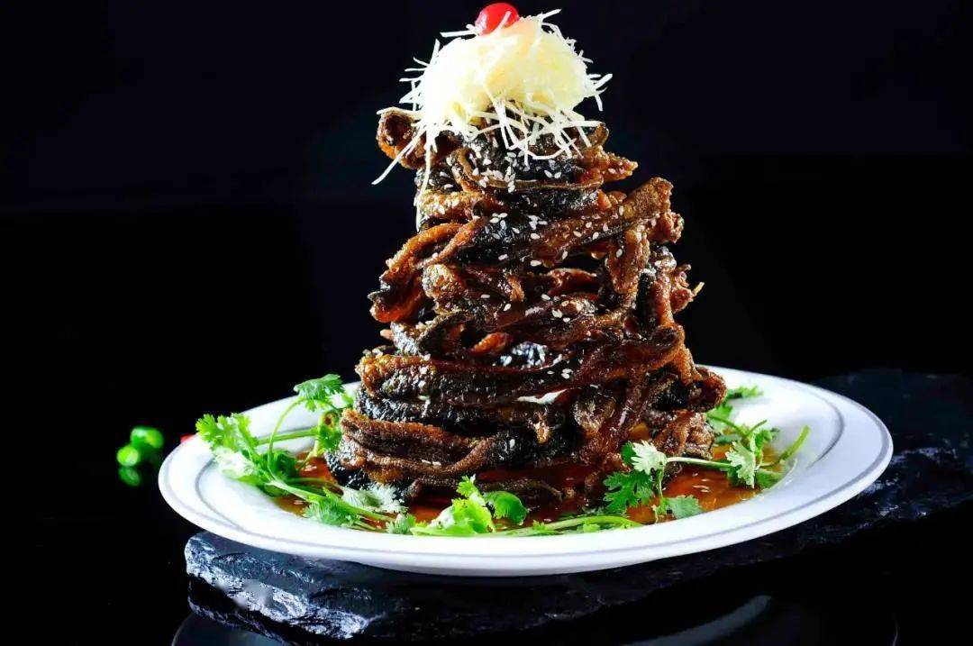 "梁溪脆鳝"这道菜最早就是在中国饭店闻名远扬的,这也是高浩兴高大师
