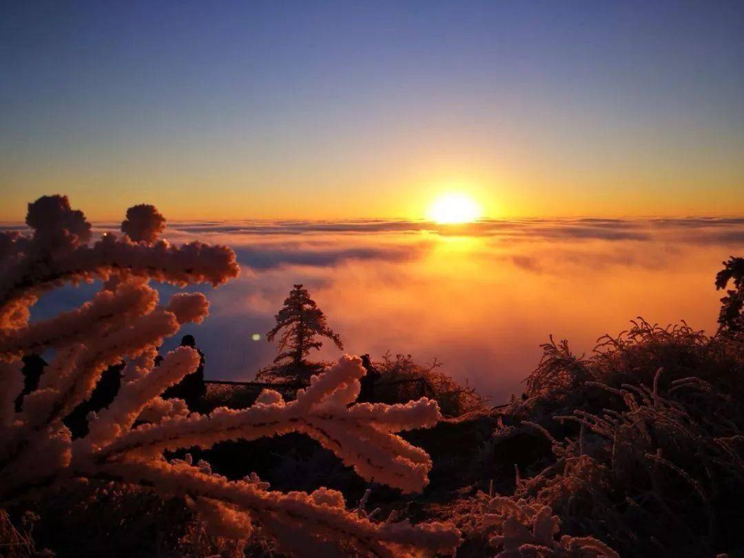 贡嘎山 绵延不绝的大雪山出现在你眼前 日出 ▼ 许多人来到峨眉山