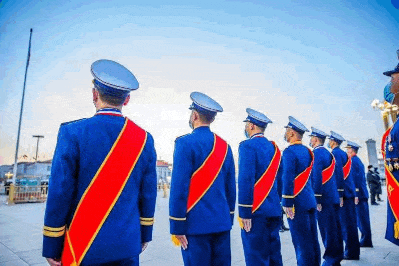 元旦,我们在天安门广场向国旗敬礼