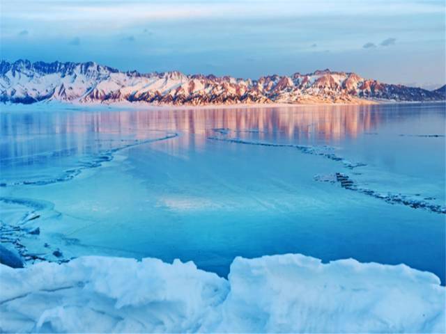 新疆赛里木湖冬季旅游