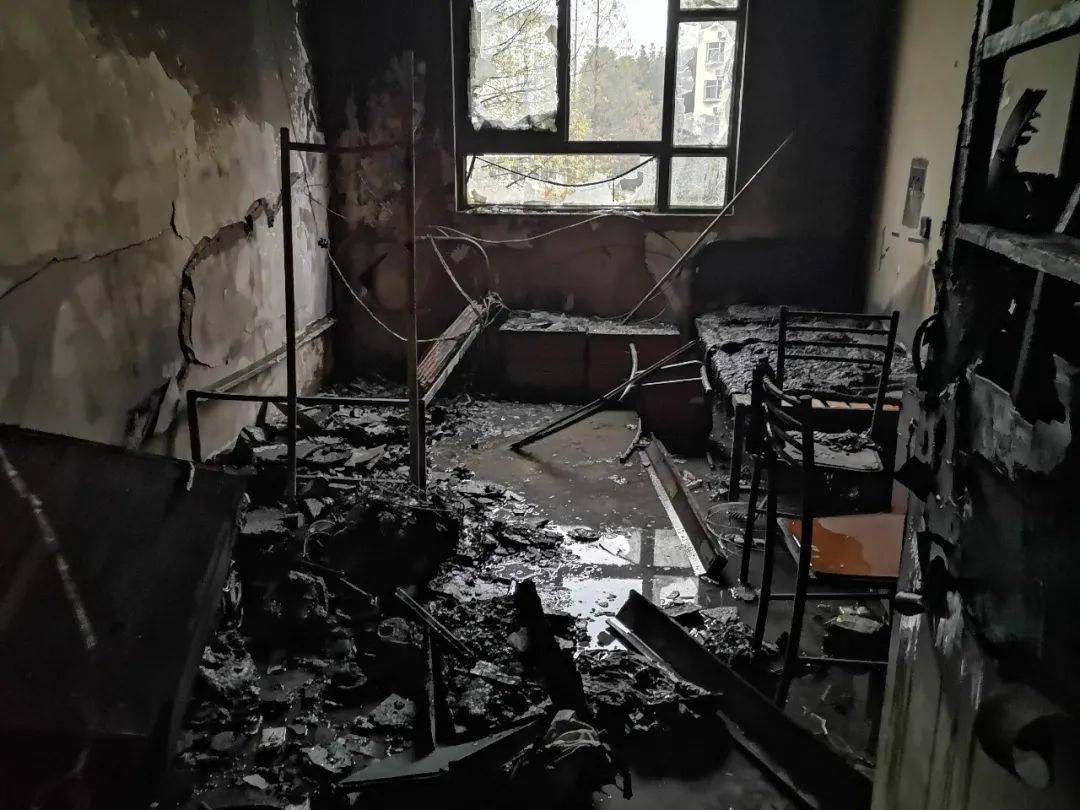 【警惕】南京一高校发生火灾,室内几乎被烧毁!