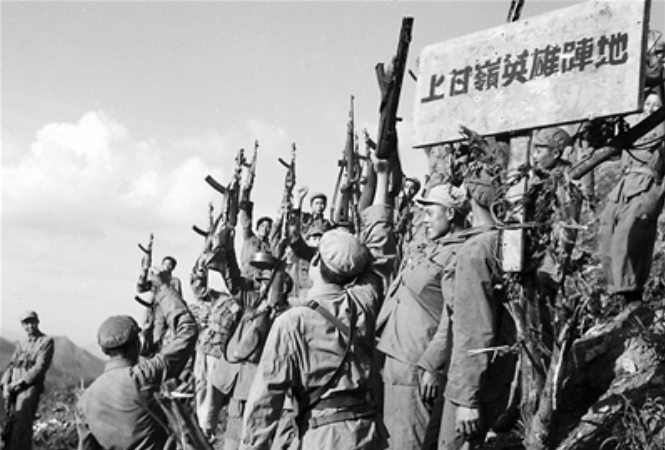 1953年7月,守卫上甘岭的志愿军将士听到停战消息后为胜利而欢呼