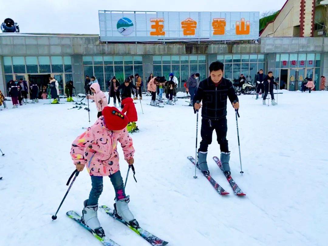 文旅资讯畅游梦幻冰雪世界元旦假期玉舍滑雪场人气爆棚