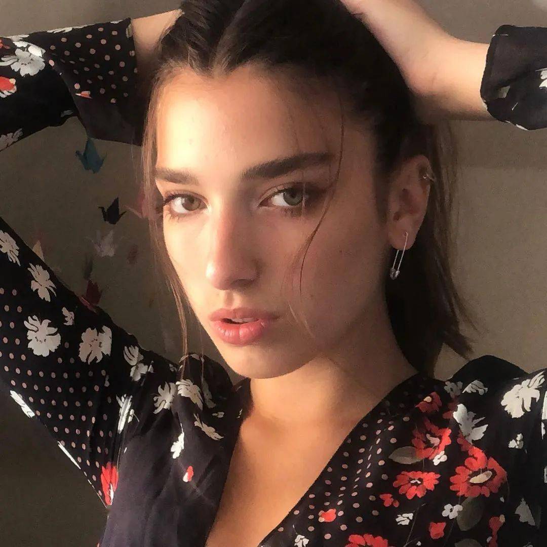 dua lipa的妹妹出道当模特.