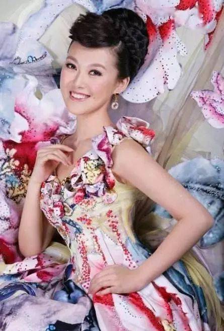 中国最年轻歌唱家国人骄傲21岁登上世界音乐舞台最热心慈善歌者