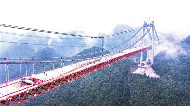 贵州湄石高速河闪渡乌江特大桥顺利合龙