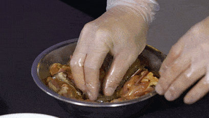 然后切片 再放油,姜,葱去炖大概45分钟 蒸好的鸡骨滤出鸡汁 鸡肉反扣