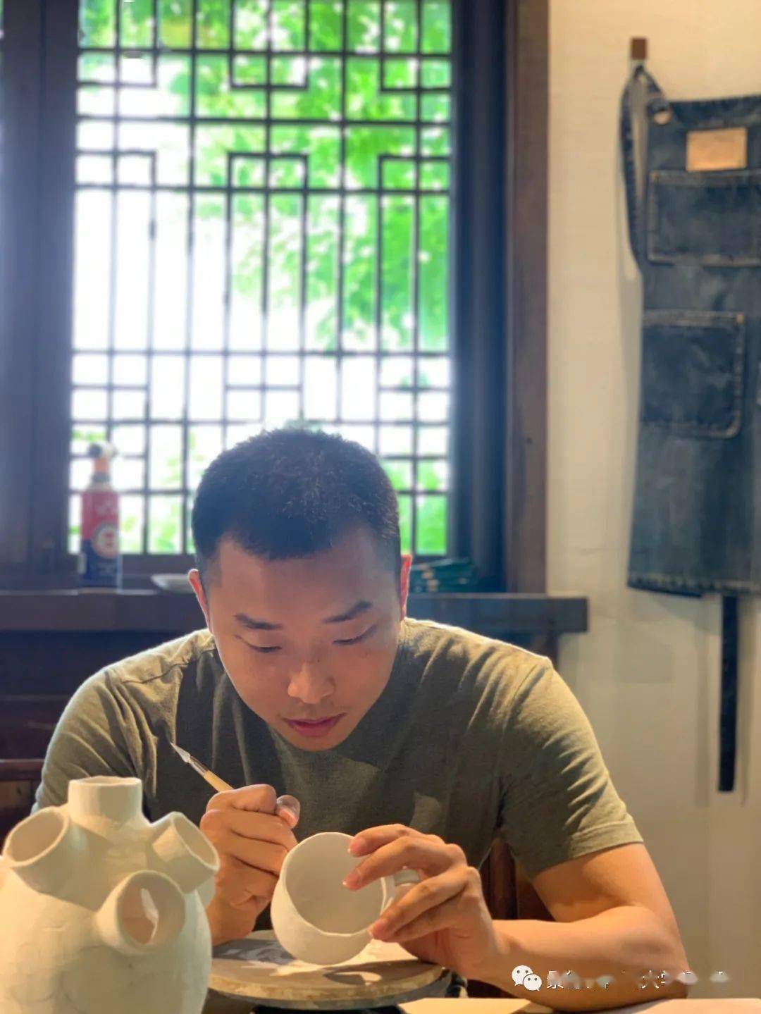 景德镇陶瓷大学在读硕士研究生 研究方向:陶瓷绘画 导师:张景辉 严凯