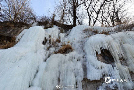 北京门头沟现壮观冰瀑群 游客慕“冰”而来