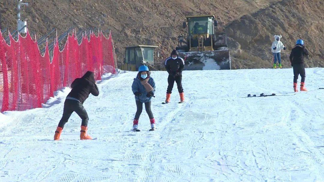 景泰县:冰雪运动带热冬季旅游_滑雪场