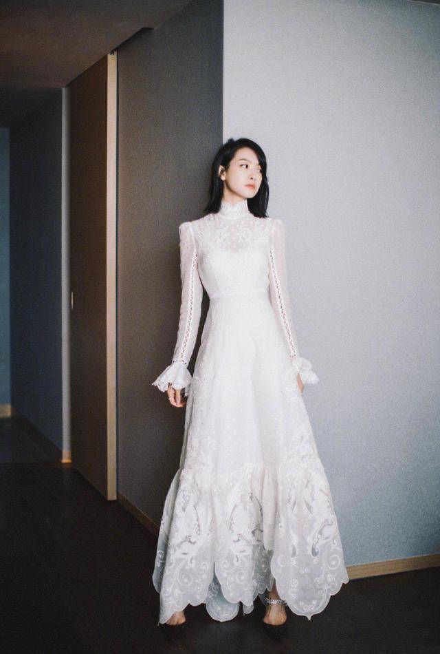 宋茜蛇尾眼妆妖冶野性,高开叉裙露大腿根,画面性感冲击力很强