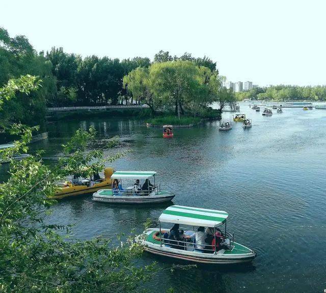 朝阳区 朝阳公园湖 是北京市四环以内面积最大的公园, 湖水面积达68.