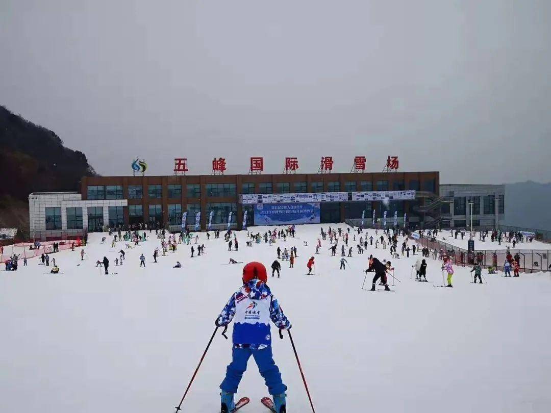 记者走进位于五峰土家族自治县 湾潭镇北风垭林区的五峰国际滑雪场