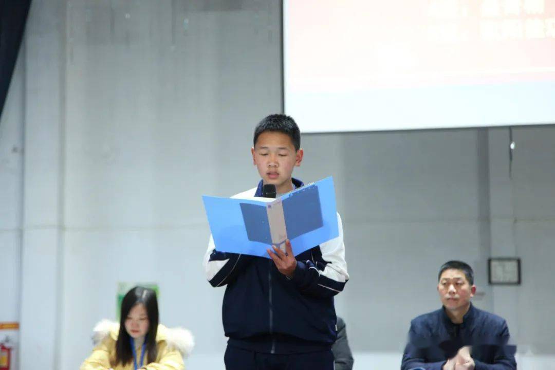 1001班学生代表陈曦分享了自己的学习心得和经验1007班学生代表熊瑾
