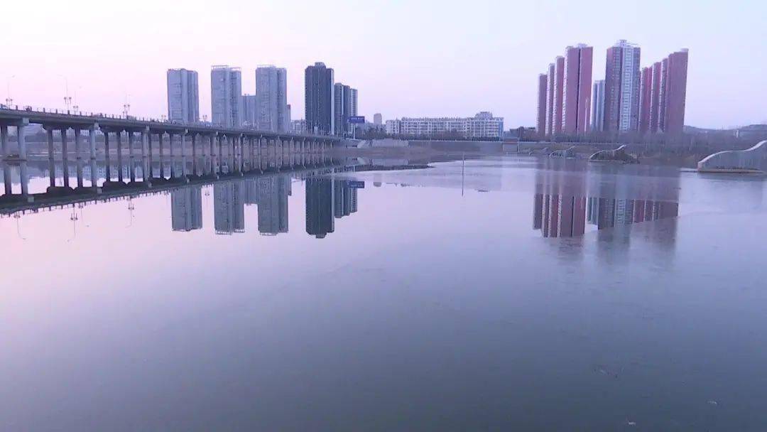 【文旅嵩县】伊河水清鸟跃 市民驻足赏景