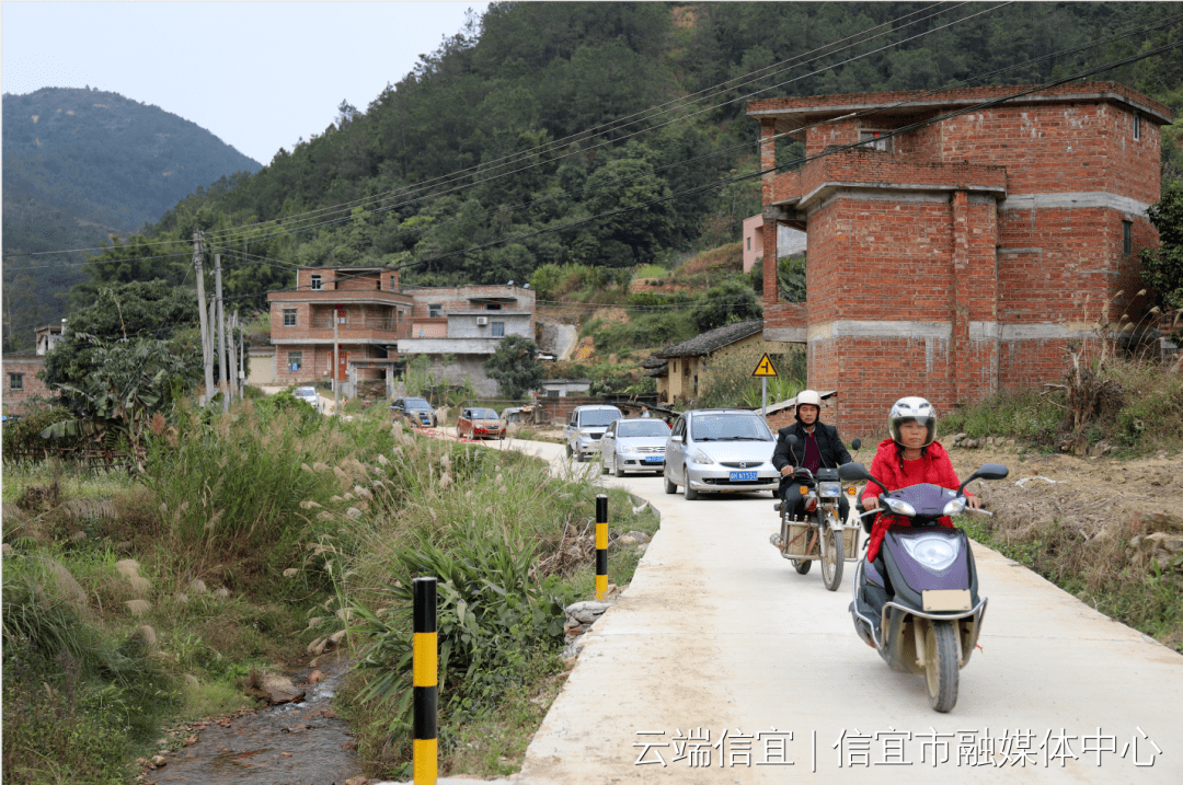 一路通两镇信宜这两地的群众欢聚庆通车