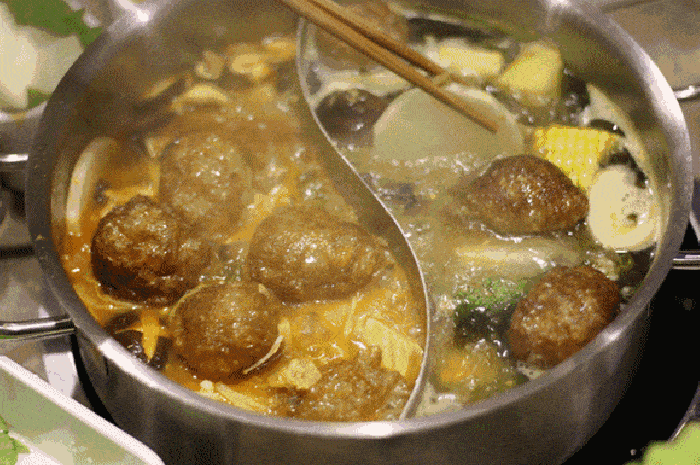 图片来自soogif 每个人的食道和胃里都有一层保护膜,如果长期吃太烫