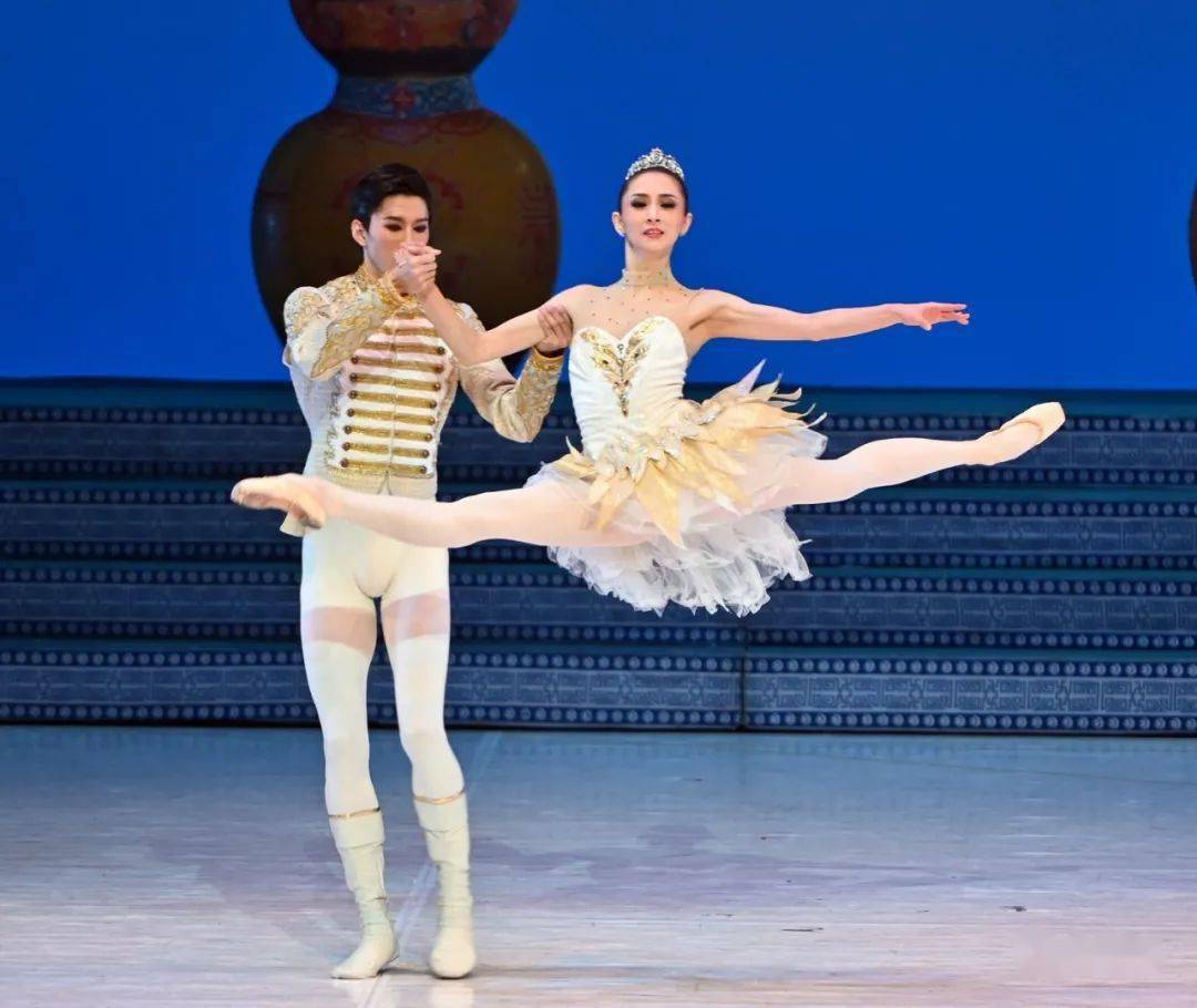 中央芭蕾舞团舞剧《过年》精彩剧照,一起来领略足尖艺术的喜气洋洋