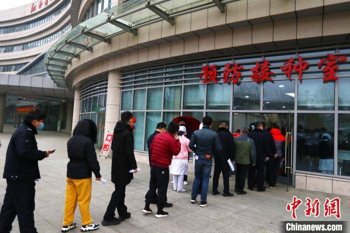 江西省人民医院红谷滩院区新冠病毒疫苗接种点门口,接种人员在排队