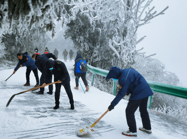 南岳降下2021第一场雪，有游客早上看到新闻马上坐高铁来看