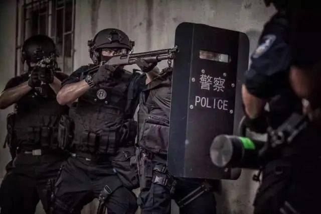 从警前他们以为警察是身着一身精良的警用装备,提着枪在反恐前线大展