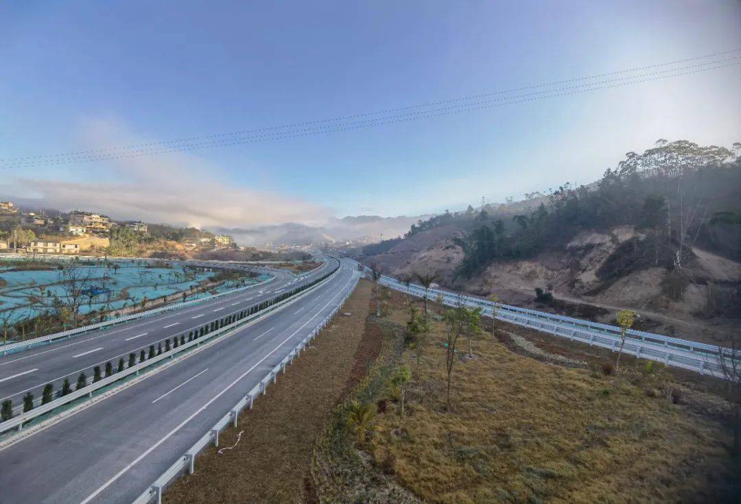 于思茅区g8511昆磨高速曼歇坝处,设曼歇坝枢纽立交与思小高速公路相连