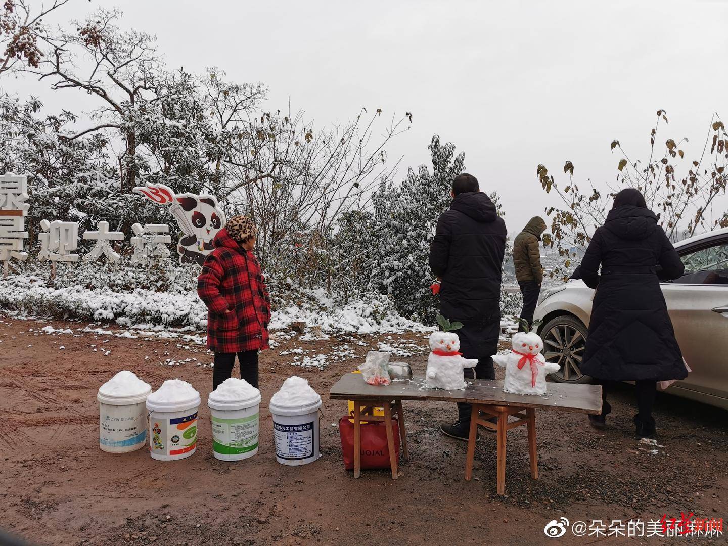 龙泉山赏雪，路遇成都大叔卖雪20元一桶：买家多是自驾族，可以堆雪人