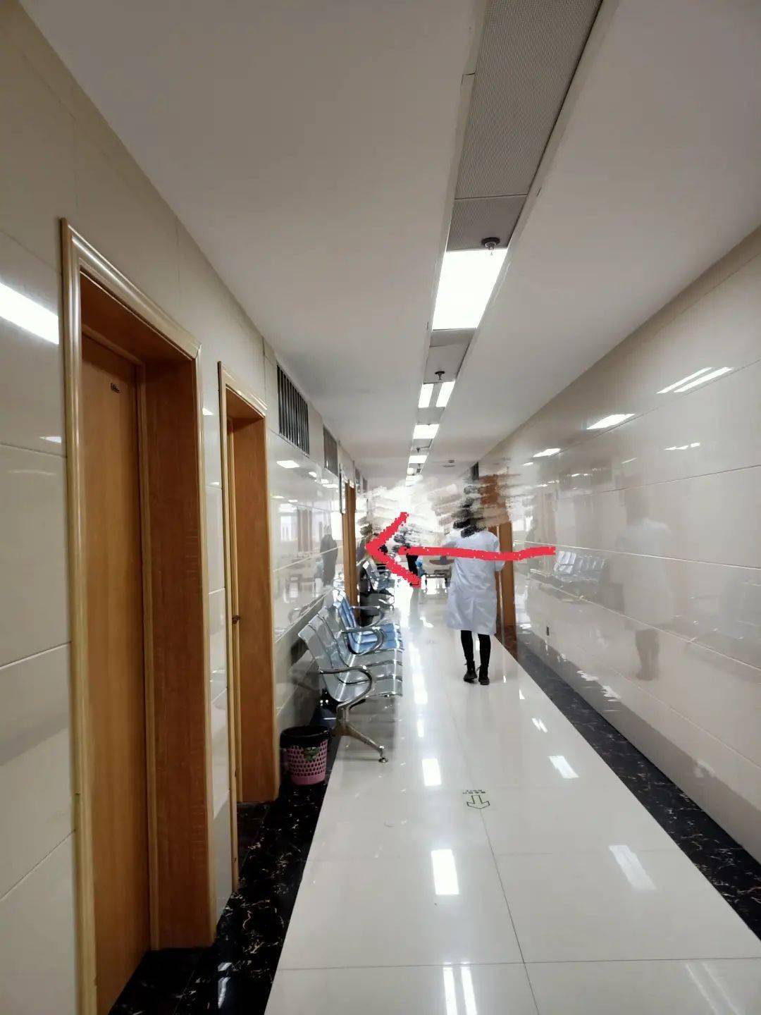 秀山县医院医生可以有病人不看？上班时间煲电话粥？