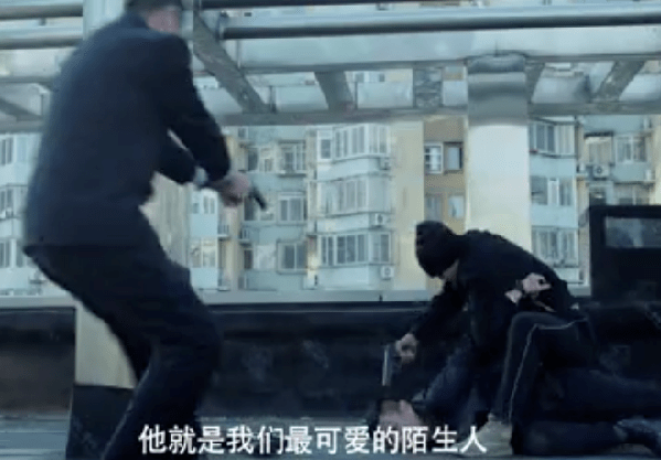 用背影守护你,“超级英雄”!