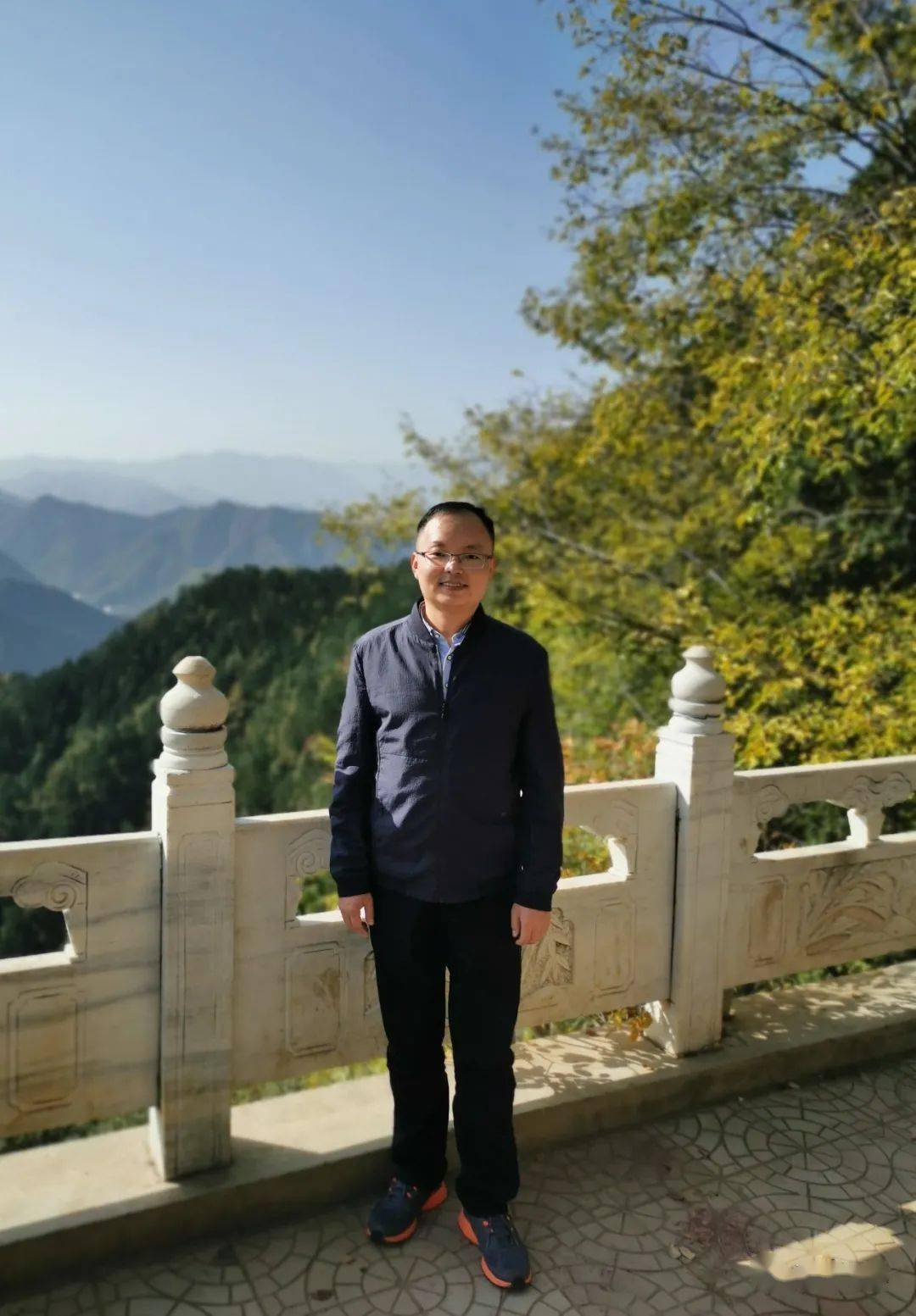 李国兴 /1981 出年,工作于陕西高速集团公司,沉香书社社员.