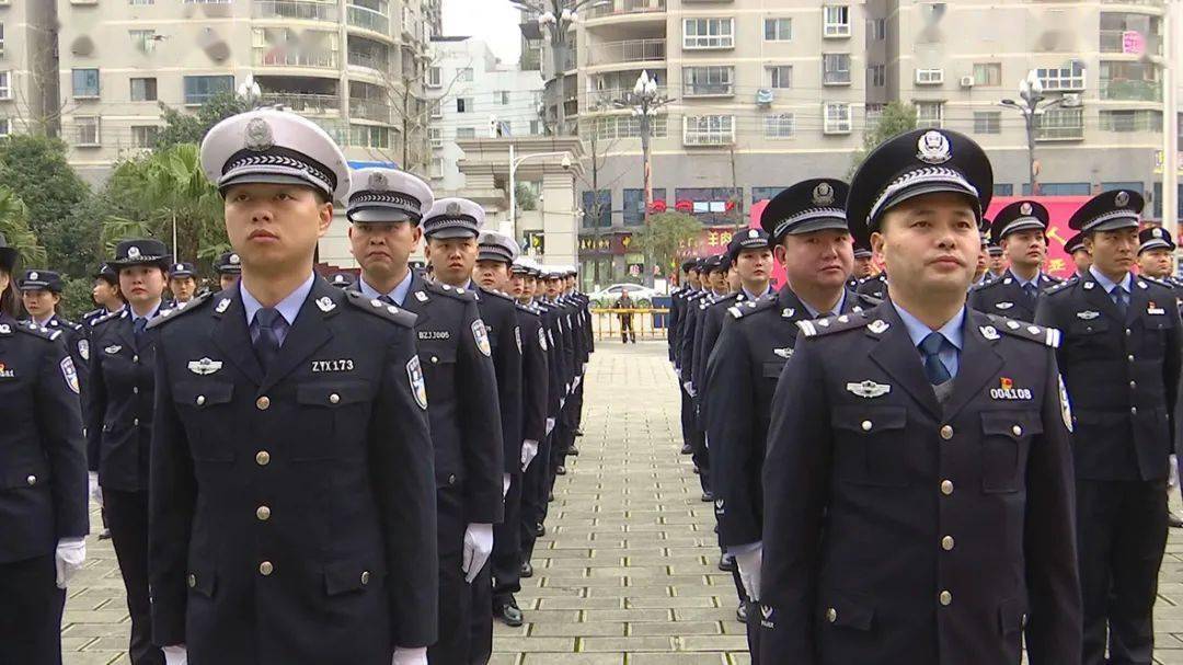 遵义市公安局播州分局举行首届人民警察节升旗仪式