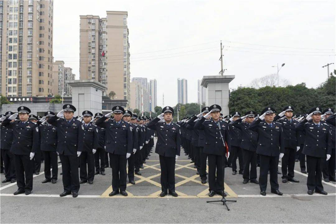 雨花公安隆重举行升警旗仪式