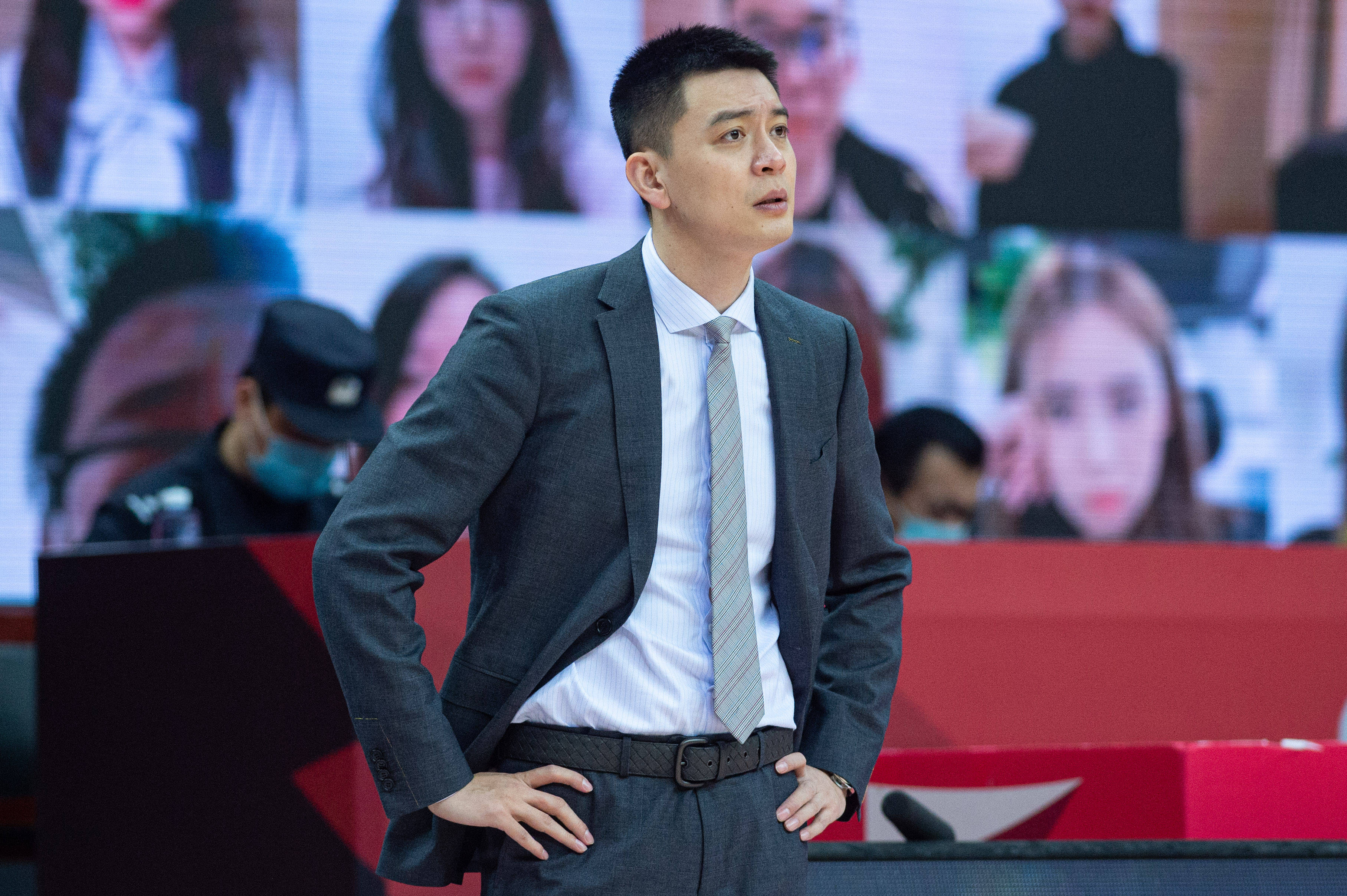 1月10日,辽宁本钢队主教练杨鸣在比赛中观战.