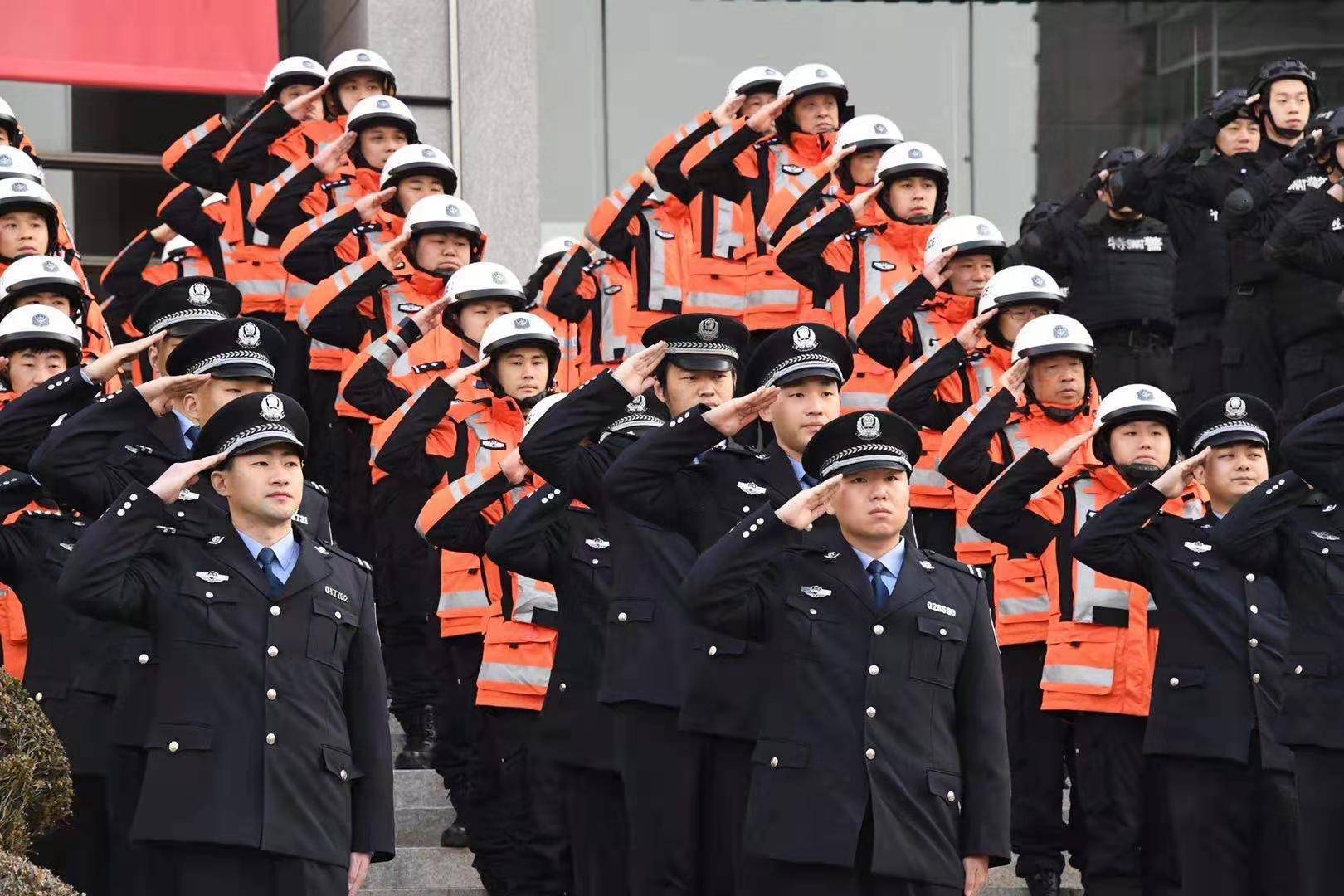 怎么样成为人民警察 b5cdfed22c6d4471a4d7b98539a3583c.jpeg