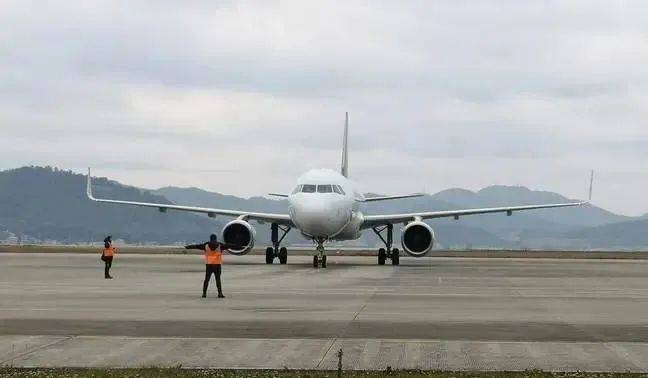 伴随着春秋航空执飞的9c6221次航班 安全平稳降落在文山砚山机场的机