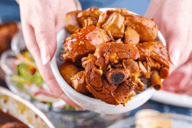 热腾腾的火锅鸡涮菜火锅 吃一锅暖暖的- 太贴心啦!